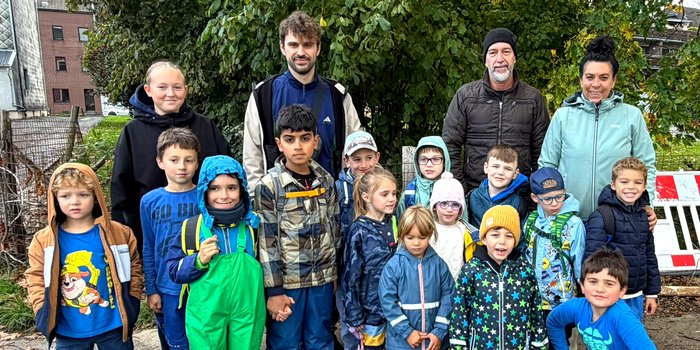 Gruppenfoto der Minis in Regenkleidung mit Trainerinnen und Trainern beim Ausflug auf den Bauernhof Schümmer.